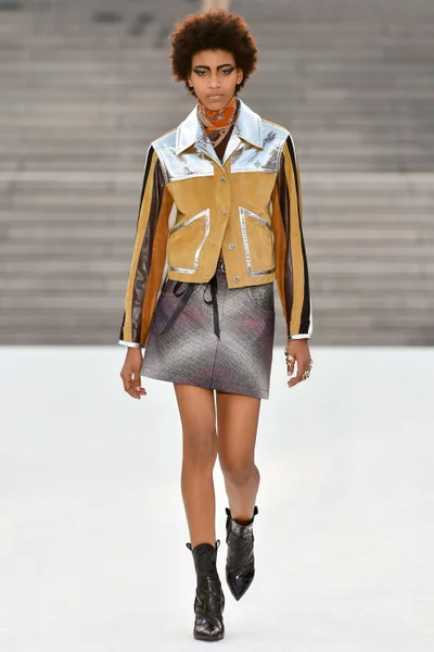 Look 16